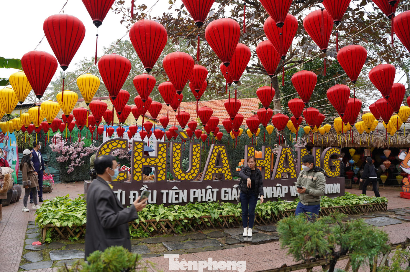 Phía ngoài, chùa Hang được trang trí đèn lồng, cây hoa cho du khách tham quan, chụp ảnh lưu niệm. Phía ngoài, chùa Hang được trang trí đèn lồng, cây hoa cho du khách tham quan, chụp ảnh lưu niệm.