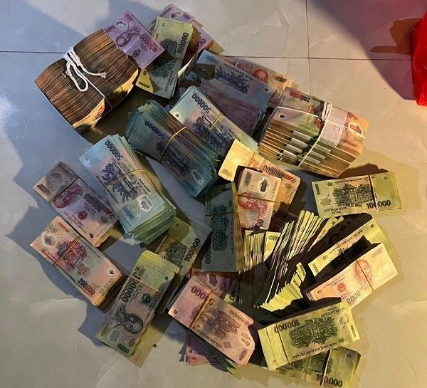 Cảnh sát thu giữ số tiền tên cướp đưa người yêu. Ảnh: CAHP