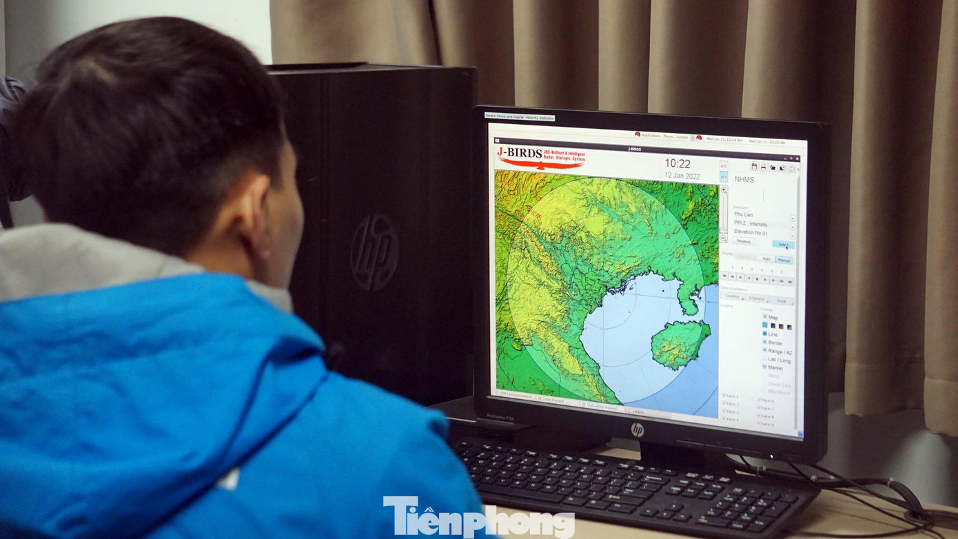 Đại diện Trạm rada thời tiết Phù Liễn cho biết, cán bộ luân phiên trực 24/24h tại trạm kể cả ngày nghỉ lễ, Tết Nguyên đán để truyền thông tin thời tiết kịp thời về Trung tâm Khí tượng thủy văn Quốc gia.