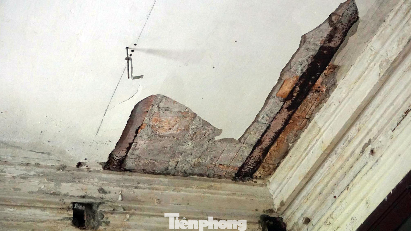 Sau 120 năm kể từ ngày xây dựng và đưa vào hoạt động, đến nay tòa nhà chính trụ sở Đài Khí tượng thủy văn Phù Liễn đã xuống cấp nghiêm trọng, nhiều phòng làm việc buộc phải tạm dừng.