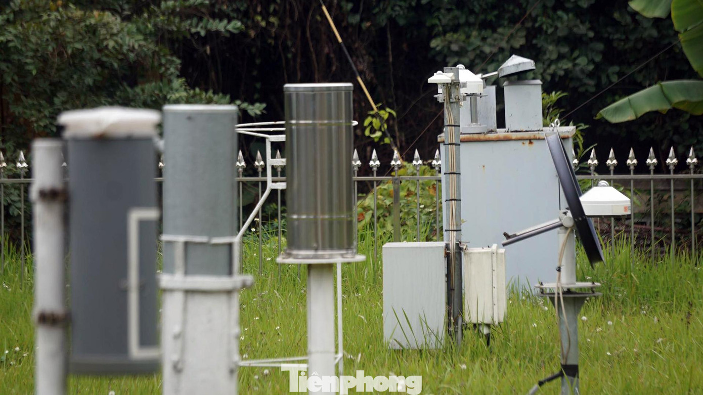 Trong khuôn viên đài, có nhiều thiết bị phục vụ các hoạt động điều tra cơ bản về khí tượng, thủy văn, hải văn, môi trường truyền thống.