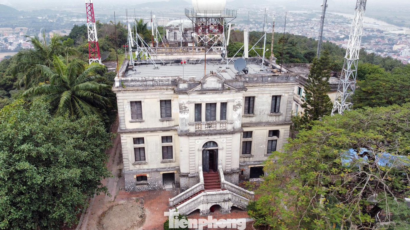 Trạm Khí tượng thủy văn Đông Bắc, tiền thân là Đài Khí tượng và Địa từ Trung ương, được xây dựng theo kiến trúc Pháp từ năm 1902, trên đỉnh đồi thiên văn thuộc phường Phù Liễn (quận Kiến An, TP Hải Phòng).