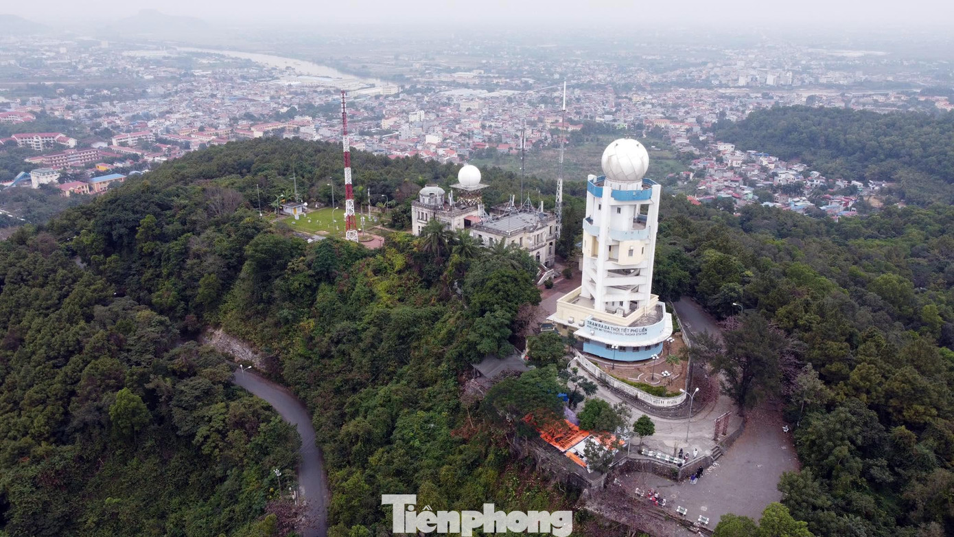 Từ năm 2012-2017 Đài được Trung tâm Khí tượng thủy văn Quốc gia triển khai dự án &quot;Hiện đại hóa hệ thống dự báo và cảnh báo thiên tai&quot; tại Đài Khí tượng thủy văn Đông Bắc bằng vốn ODA của Hàn Quốc và Nhật Bản. Trong đó, có trạm Rada thời tiết cao 7 tầng với nhiều thiết bị hiện đại.