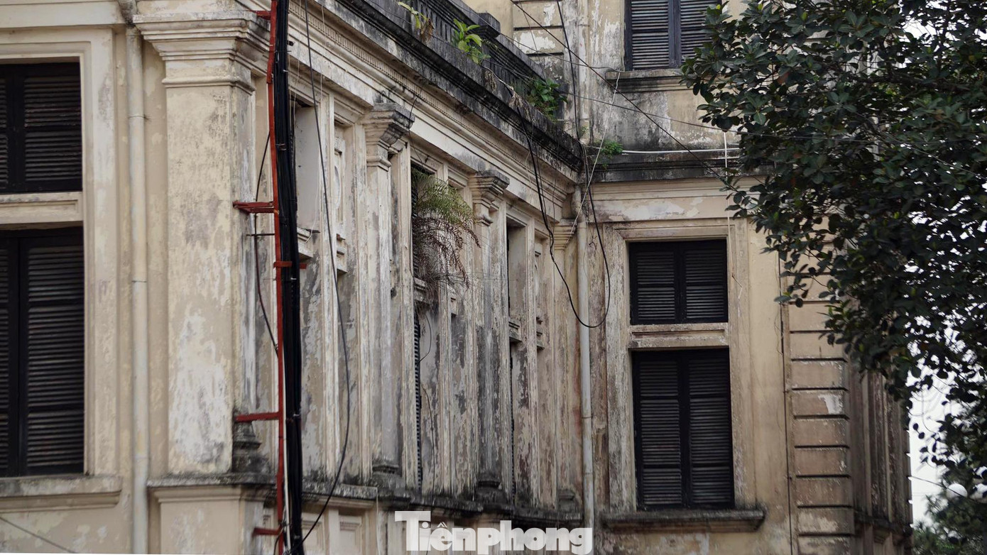 Từ năm 1902 đến 1945, nơi đây là trụ sở chính của Sở Khí tượng và Đài trung tâm Khí tượng Đông Dương. Đài đã thiết lập mạng lưới các trạm quan trắc khí tượng bề mặt để nghiên cứu khoa học liên quan các hiện tượng khí quyển, địa từ, địa chấn... Đồng thời thu thập, nghiên cứu các tư liệu từ các trạm trong mạng lưới khí tượng Đông Dương nhằm xác định các áp thấp khí quyển và bão để báo tin cho hàng hải.