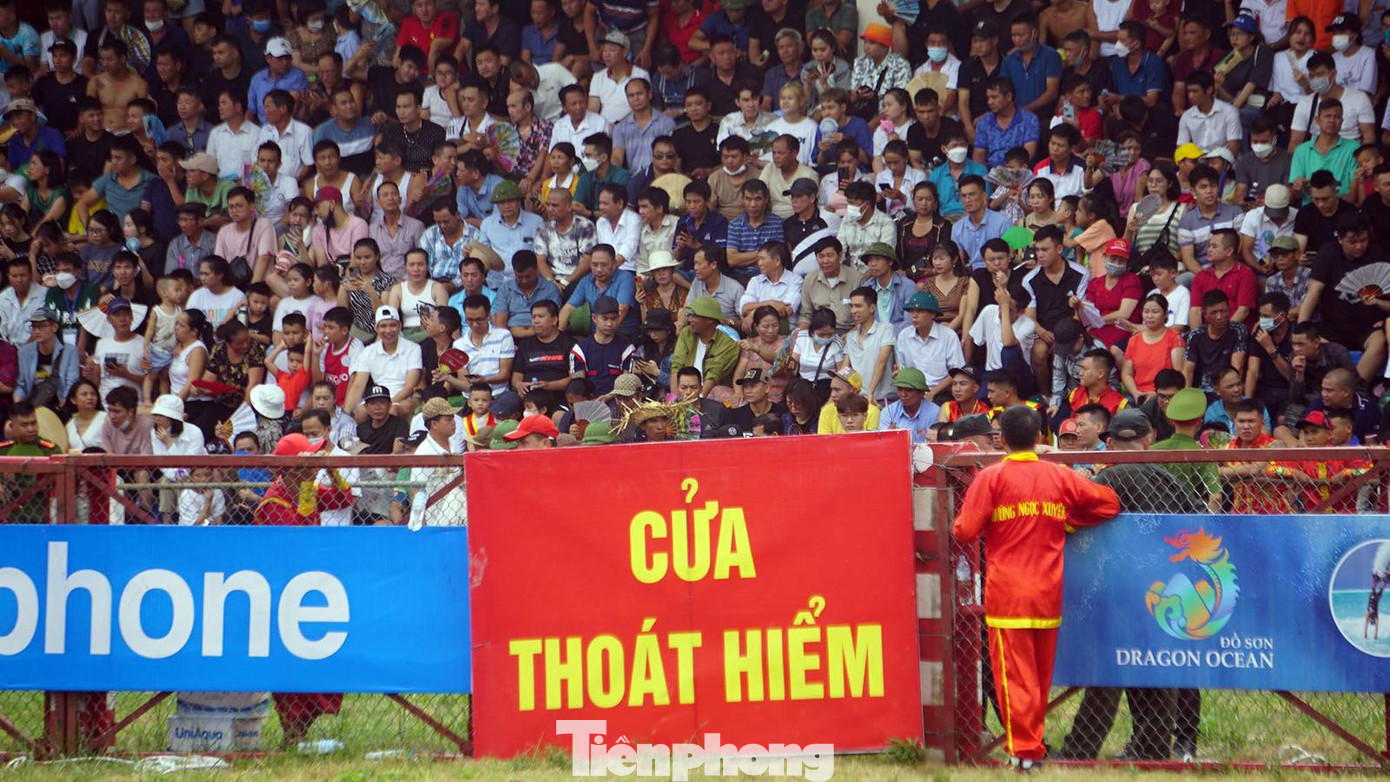 Hàng vạn người dân địa phương cùng du khách khắp các tỉnh lân cận vào Sân vận động Đồ Sơn xem hội. Ban tổ chức bố trí nhiều vòng an ninh, dựng rào chắn ngăn cách đấu trường chọi trâu với khán đài nhằm đảm bảo an toàn trong quá trình diễn ra lễ hội. Trong đấu trường, Ban tổ chức cũng bố trí khu vực thoát hiểm phòng gặp sự cố bất ngờ.