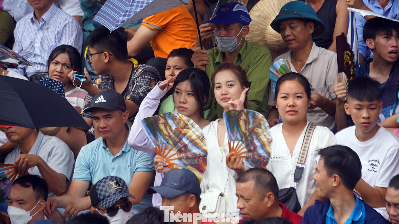 Hàng vạn khán giả ngồi kín 4 khán đài Sân vận động Đồ Sơn (TP Hải Phòng) theo dõi trận đấu. Năm nay, Ban tổ chức bố trí nhiều khu vực phát máy chiếu cho hàng nghìn khán giả ngồi phía ngoài xem chọi trâu.