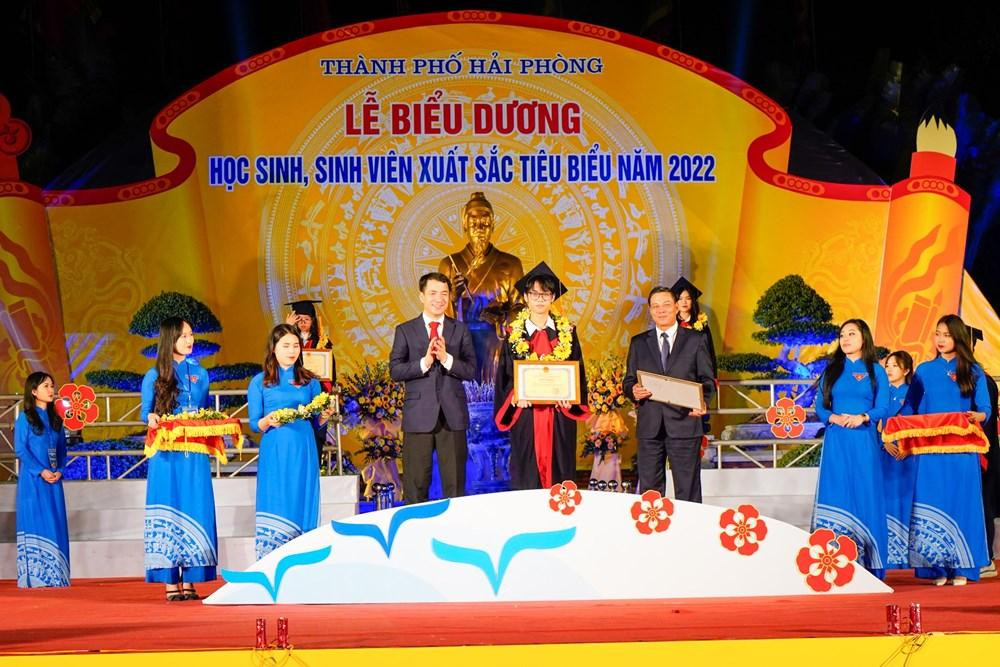 Ông Nguyễn Văn Tùng - Chủ tịch UBND TP Hải Phòng tặng bằng khen cho các em học sinh, sinh viên tiêu biểu xuất sắc.