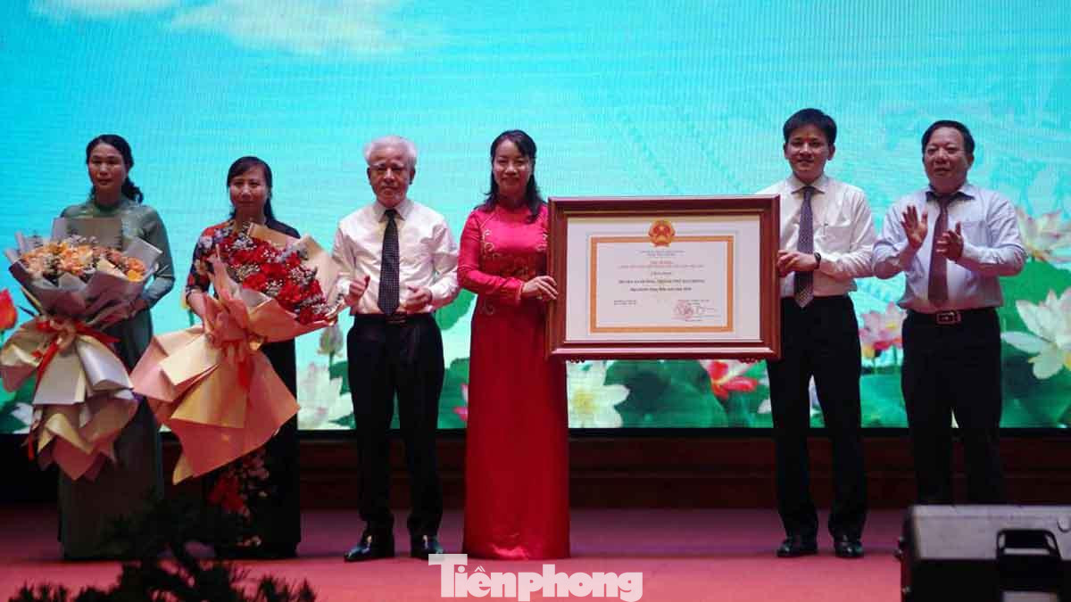 Lãnh đạo huyện An Dương (TP Hải Phòng) đón nhận Bằng công nhận của Thủ tướng Chính phủ "Huyện đạt chuẩn nông thôn mới năm 2020". Lãnh đạo huyện An Dương (TP Hải Phòng) đón nhận Bằng công nhận của Thủ tướng Chính phủ "Huyện đạt chuẩn nông thôn mới năm 2020".