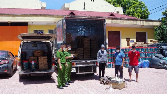 Cảnh sát thu giữ tang vật sang chiết dầu nhớt giả của vợ chồng Nguyễn Bình Kha.