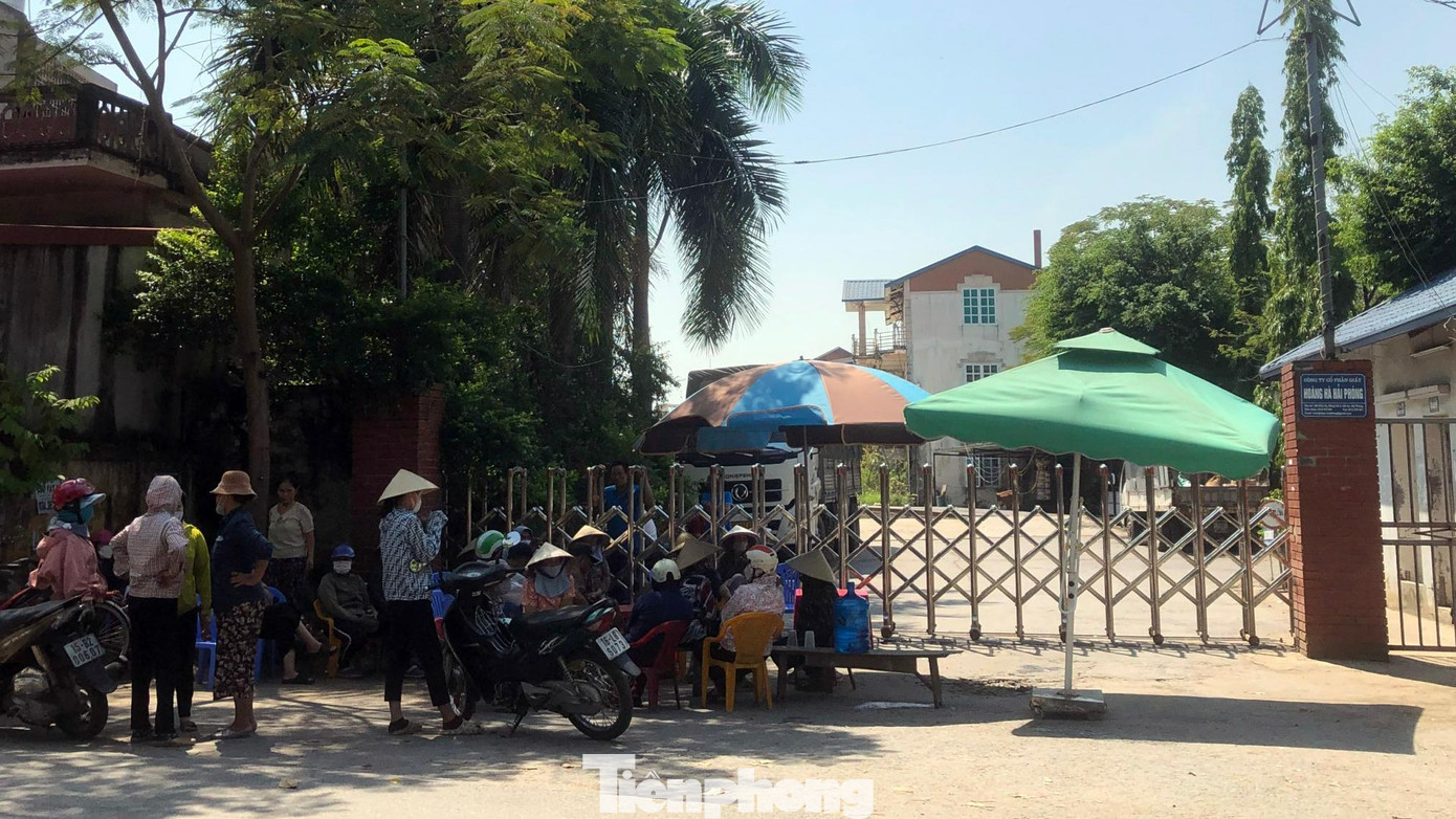 Người dân phường Đông Hải 2 (quận Hải An, TP Hải Phòng) vây trụ sở Công ty CP giấy Hoàng Hà vì doanh nghiệp này không di dời nhà máy khỏi khu dân cư như cam kết.