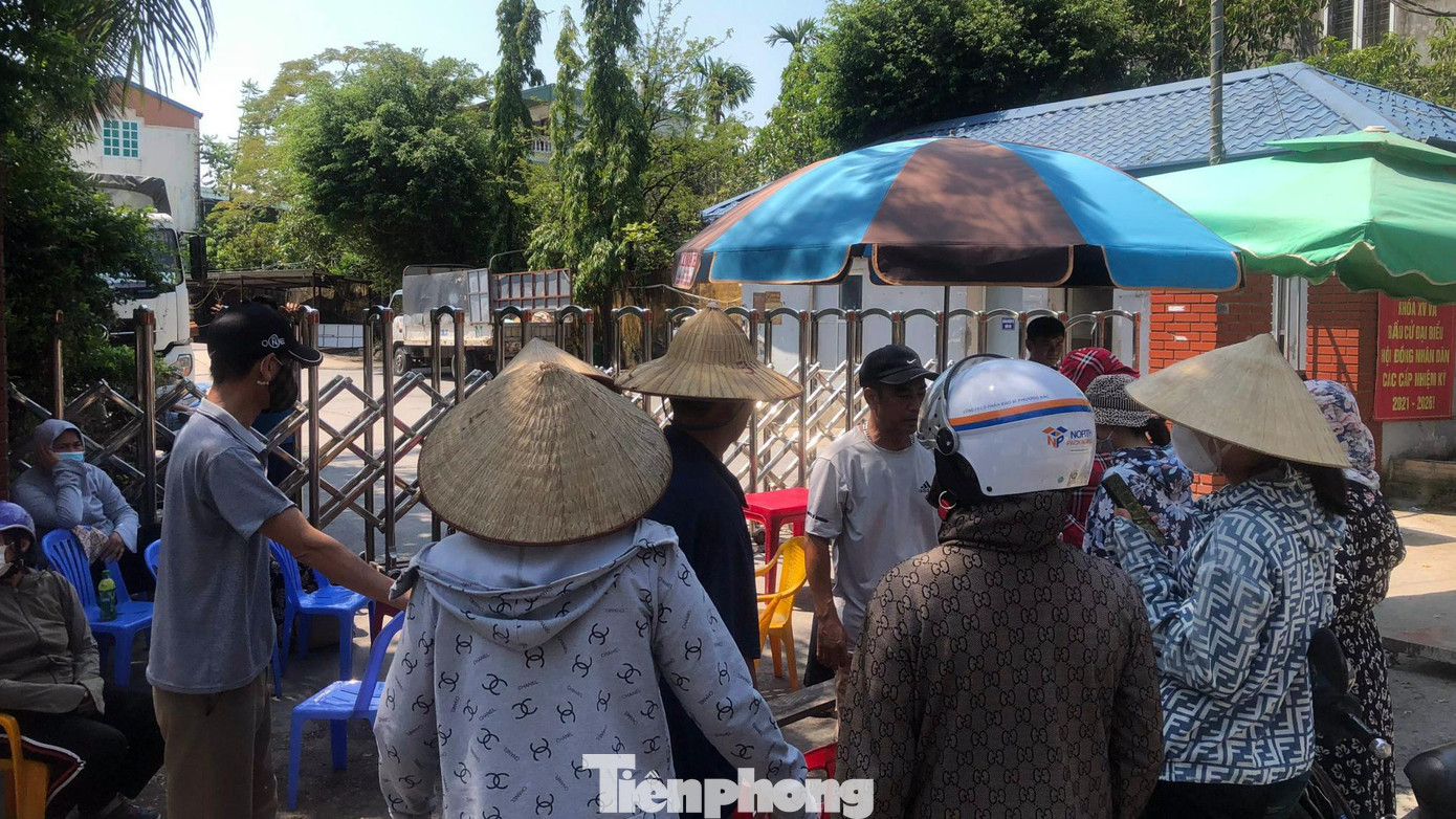 Người dân bức xúc vì nhà máy sản xuất giấy xả thải, gây ô nhiễm, ảnh hưởng tới sức khỏe người dân.