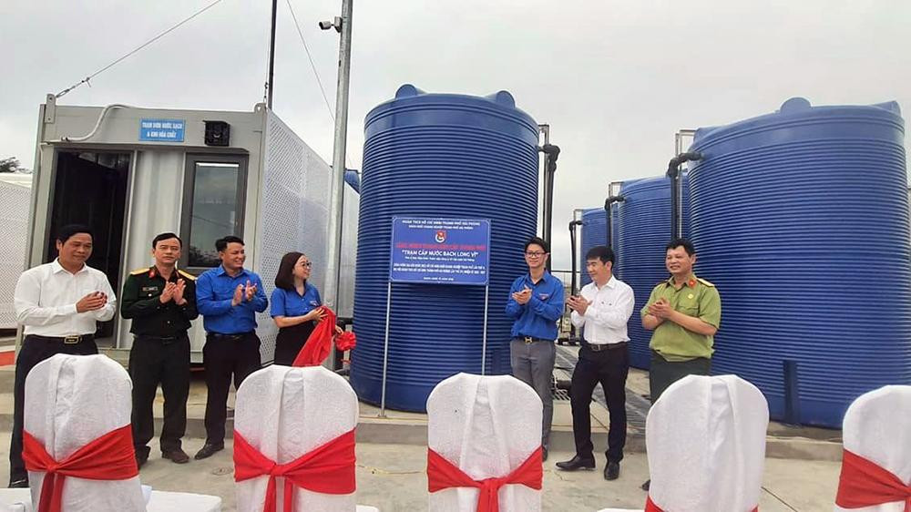 "Trạm cấp nước Bạch Long Vĩ" được đầu tư xây dựng 11 tỷ đồng, với 30 đoàn viên thanh niên tham gia thi công các hạng mục tại trạm bơm nước, trạm xử lý nước và 6km đường ống nước, cung cấp trực tiếp cho các công trình, hộ dân đang sinh sống và làm việc trên đảo. "Trạm cấp nước Bạch Long Vĩ" được đầu tư xây dựng 11 tỷ đồng, với 30 đoàn viên thanh niên tham gia thi công các hạng mục tại trạm bơm nước, trạm xử lý nước và 6km đường ống nước, cung cấp trực tiếp cho các công trình, hộ dân đang sinh sống và làm việc trên đảo.