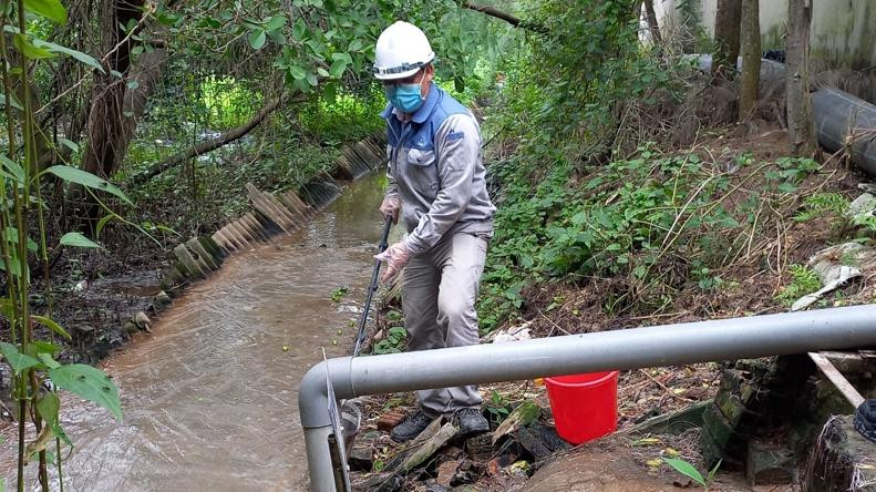 Tổ công tác liên ngành lấy mẫu quan trắc về môi trường tại Công ty Việt Trường sau khi người dân liên tiếp vây trụ sở yêu cầu khắc phục ô nhiễm. Ảnh: Thu Thủy/Báo Hải Phòng