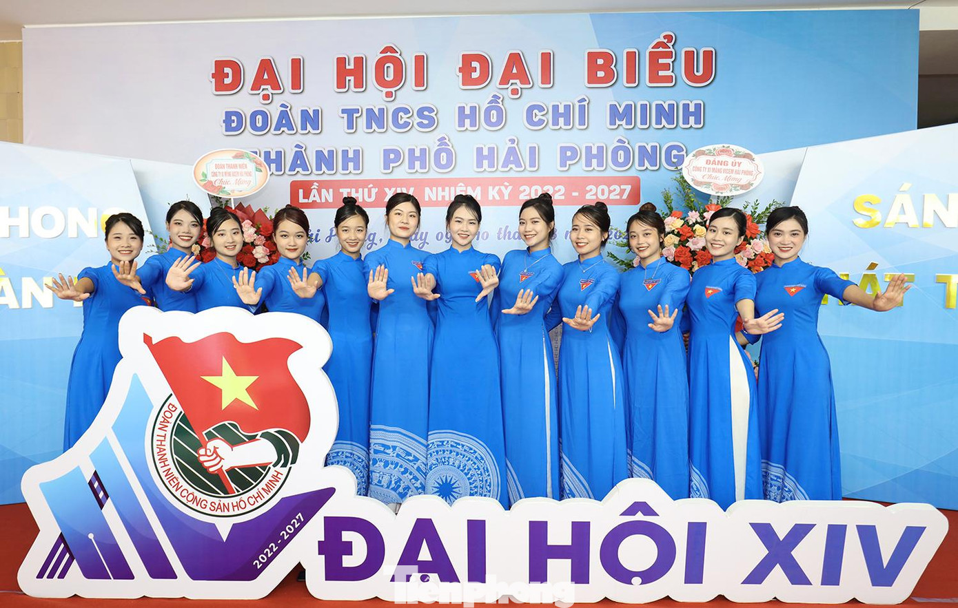 Bên lề Đại hội, nhiều nữ đại biểu, đoàn viên Thành phố Cảng phấn khởi chụp ảnh lưu niệm. Bên lề Đại hội, nhiều nữ đại biểu, đoàn viên Thành phố Cảng phấn khởi chụp ảnh lưu niệm.