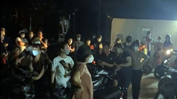 Hàng trăm người dân phường Hải Sơn (Đồ Sơn, Hải Phòng) tái diễn cảnh vây kín trụ sở Công ty Việt Trường để yêu cầu khắc phục tình trạng ô nhiễm.