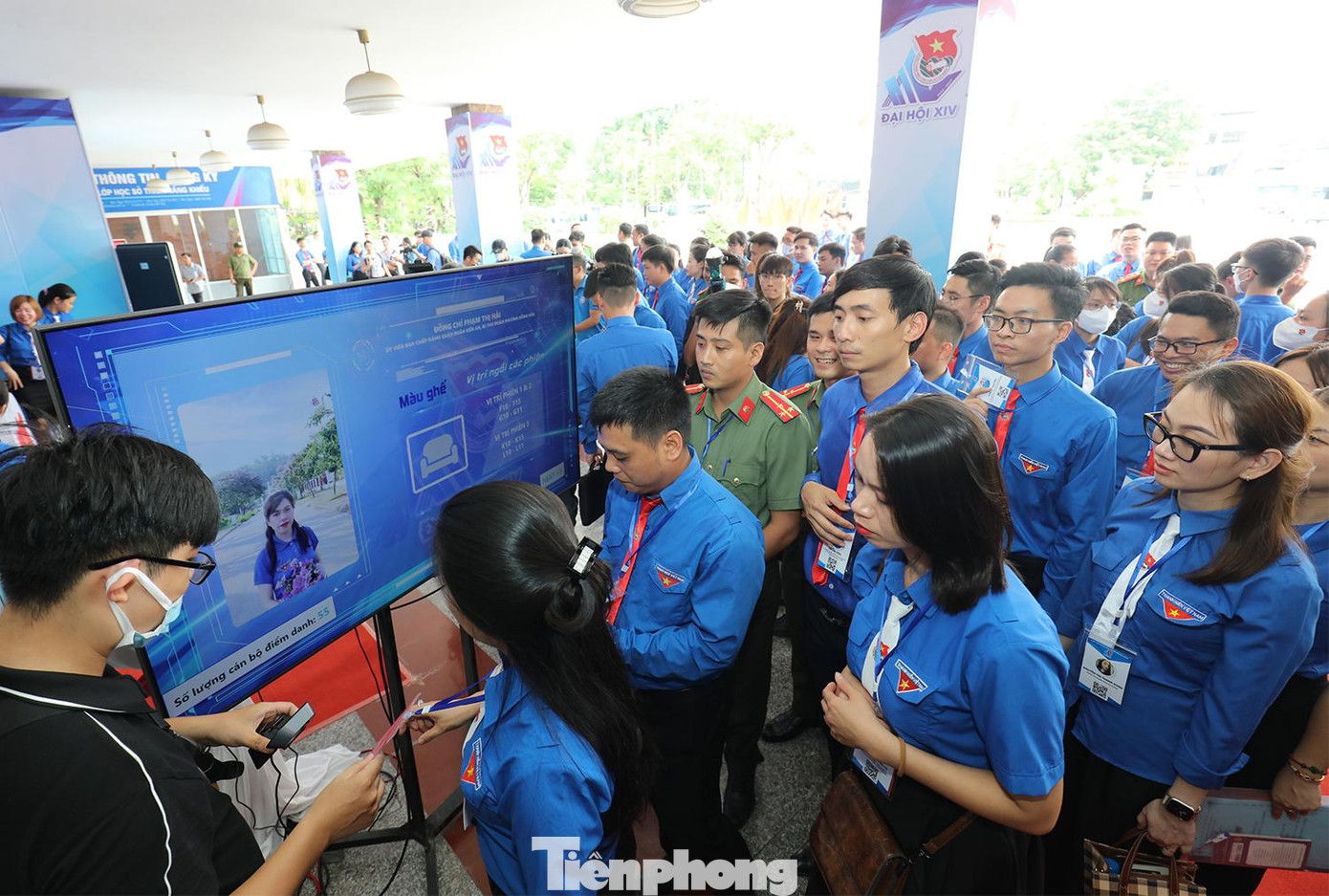 Từ trưa, 245 đại biểu tại các quận huyện, đơn vị trực thuộc Thành Đoàn tới để quét mã QR trước khi vào hội trường. Ngoài việc kiểm tra Đại biểu, việc ứng dụng công nghệ số cũng giúp đại biểu dễ dàng tiếp cận các văn kiện, báo cáo, tài liệu. Đây là một trong những điểm mới của Đại hội lần này của Thành phố Hoa phượng đỏ. Từ trưa, 245 đại biểu tại các quận huyện, đơn vị trực thuộc Thành Đoàn tới để quét mã QR trước khi vào hội trường. Ngoài việc kiểm tra Đại biểu, việc ứng dụng công nghệ số cũng giúp đại biểu dễ dàng tiếp cận các văn kiện, báo cáo, tài liệu. Đây là một trong những điểm mới của Đại hội lần này của Thành phố Hoa phượng đỏ.