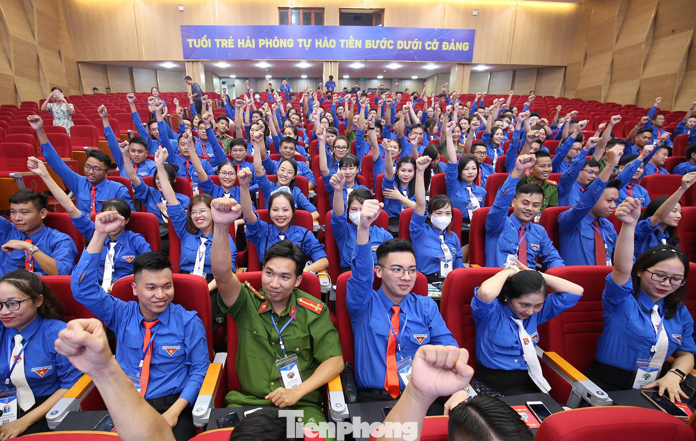 Hưởng ứng các tiết mục văn nghệ chào mừng Đại hội, hàng trăm đại biểu tham dự phấn khởi, vui mừng tạo ra không khí rất sôi động trong hội trường. Hưởng ứng các tiết mục văn nghệ chào mừng Đại hội, hàng trăm đại biểu tham dự phấn khởi, vui mừng tạo ra không khí rất sôi động trong hội trường.