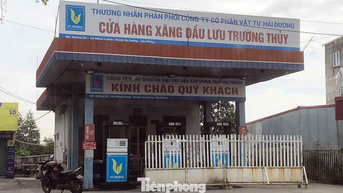 Trong khi đó, cửa hàng xăng dầu Lưu Trường Thủy tại xã Đăng Cương (huyện An Dương) đóng cửa, không tiếp khách. Trong khi đó, cửa hàng xăng dầu Lưu Trường Thủy tại xã Đăng Cương (huyện An Dương) đóng cửa, không tiếp khách.