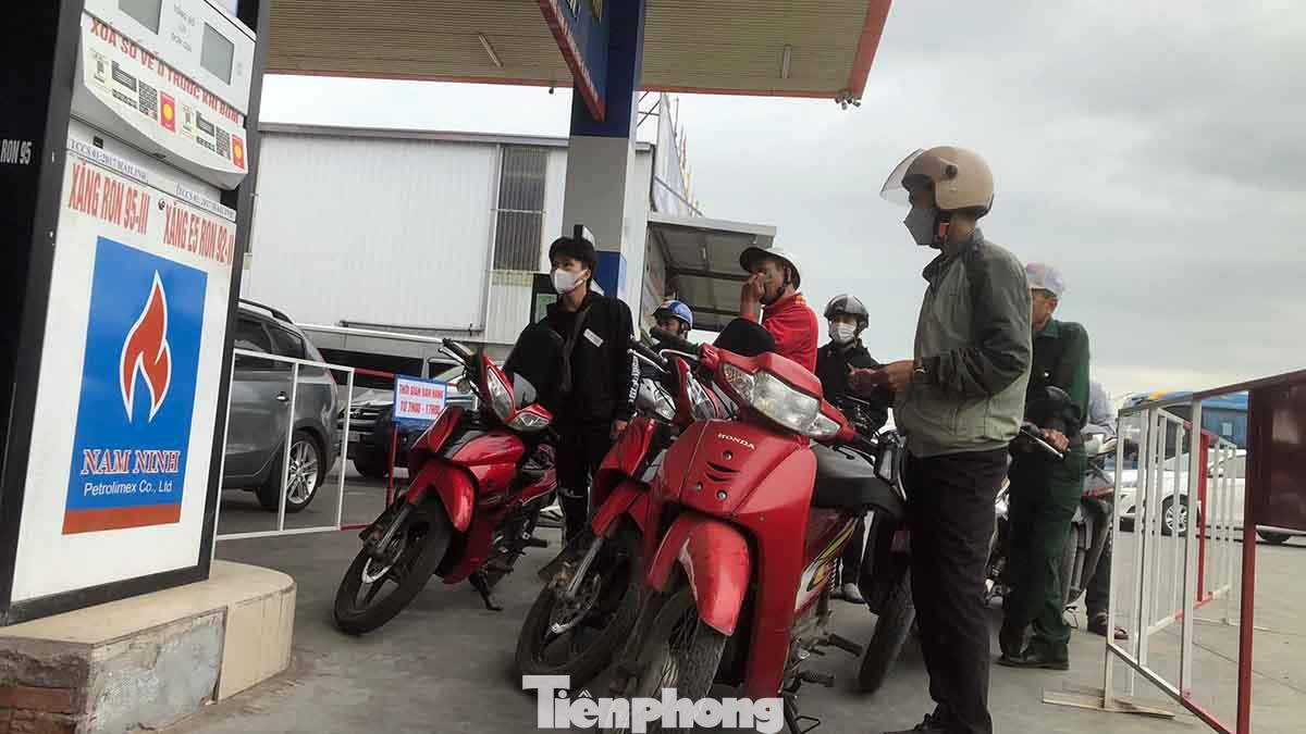 Do chỉ có một cây xăng hoạt động, bán cho cả người lái ô tô và xe máy nên người dân phải xếp hàng, chờ đợi 20-30 phút mới tới lượt mua tại cửa hàng xăng dầu Đồng Tâm. Do chỉ có một cây xăng hoạt động, bán cho cả người lái ô tô và xe máy nên người dân phải xếp hàng, chờ đợi 20-30 phút mới tới lượt mua tại cửa hàng xăng dầu Đồng Tâm.