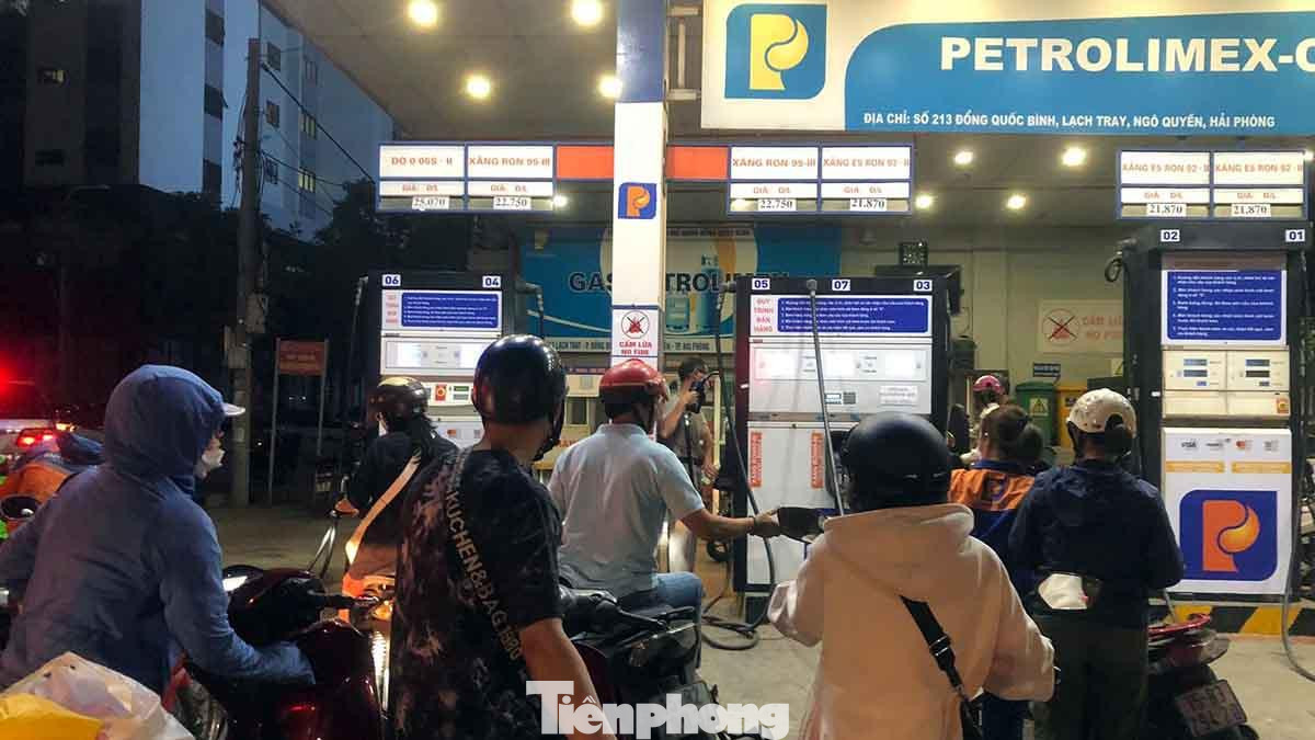 Nhiều người dân đi làm về phải di chuyển nhiều địa điểm, cửa hàng mới có thể mua được xăng. Trong ảnh, người dân xếp hàng dài tại một cửa hàng trên phố Lạch Tray (TP Hải Phòng), đối diện Trường Đại học Hàng Hải để mua xăng. Nhiều người dân đi làm về phải di chuyển nhiều địa điểm, cửa hàng mới có thể mua được xăng. Trong ảnh, người dân xếp hàng dài tại một cửa hàng trên phố Lạch Tray (TP Hải Phòng), đối diện Trường Đại học Hàng Hải để mua xăng.