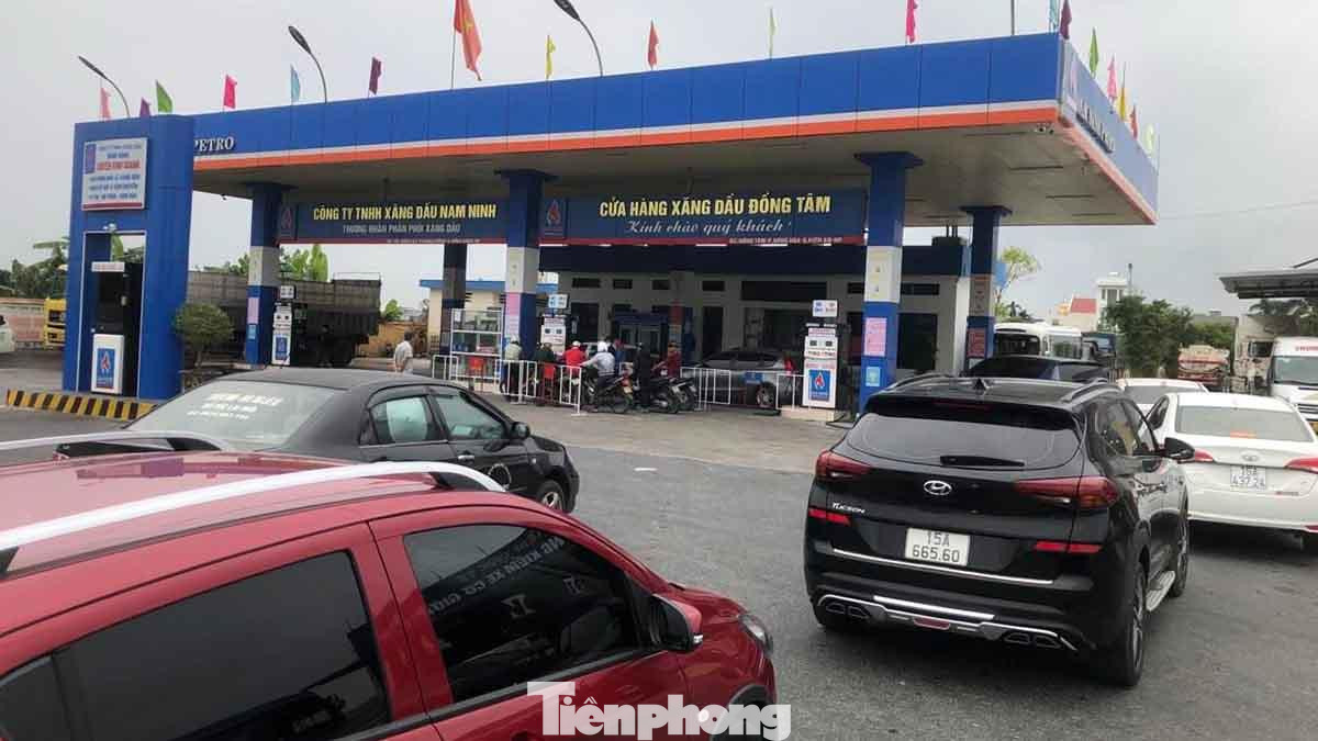 Khoảng 2-3 ngày gần đây, nhiều doanh nghiệp, cửa hàng bán xăng dầu tại TP Hải Phòng bắt đầu xuất hiện tình trạng khó khăn về nguồn cung. Nhiều cơ sở cắt giảm nhân lực, rút ngắn thời gian bán hàng khiến nhiều tài xế chật vật đi mua xăng. Khoảng 2-3 ngày gần đây, nhiều doanh nghiệp, cửa hàng bán xăng dầu tại TP Hải Phòng bắt đầu xuất hiện tình trạng khó khăn về nguồn cung. Nhiều cơ sở cắt giảm nhân lực, rút ngắn thời gian bán hàng khiến nhiều tài xế chật vật đi mua xăng.