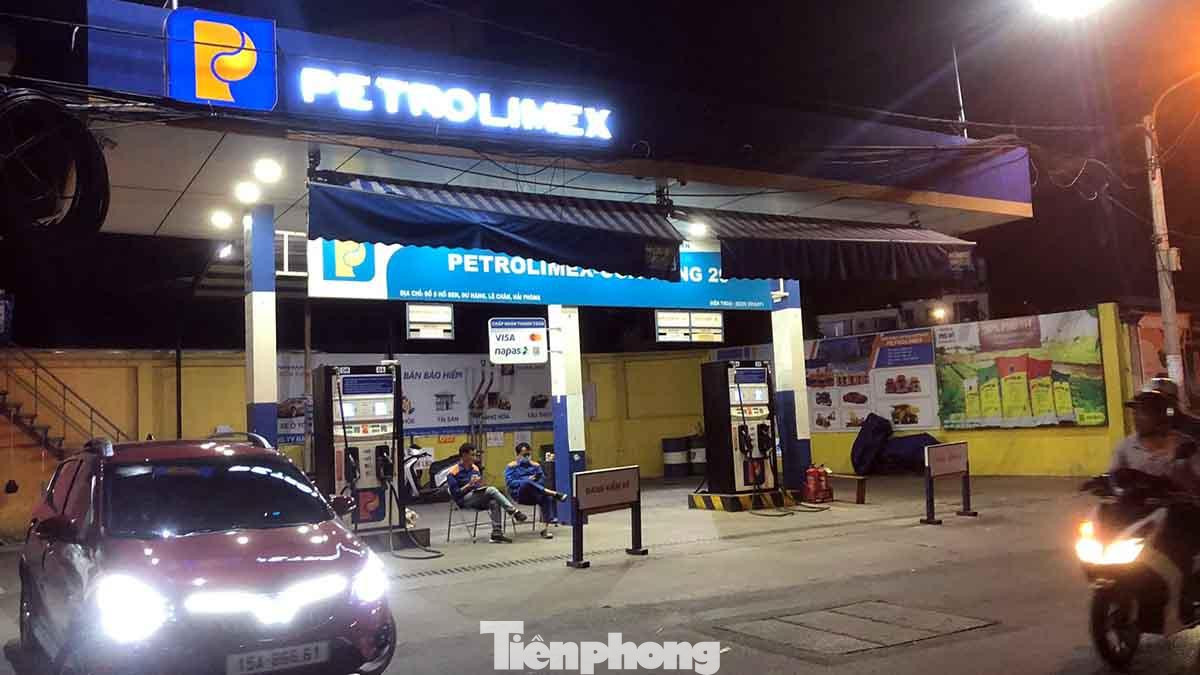 Chị Trang (ở quận Lê Chân, TP Hải Phòng) cho biết, chiều 10/11, chị đi tới cây xăng số 8 Hồ Sen chỉ mua được 50.000 đồng. Do đi làm xa và phải di chuyển nhiều, chị tiếp tục đi tới 2 cây xăng khác mới mua đầy bình. Đến chiều tối cùng ngày, cửa hàng này dựng biển cửa hàng đang kiểm kê, không bán hàng. Chị Trang (ở quận Lê Chân, TP Hải Phòng) cho biết, chiều 10/11, chị đi tới cây xăng số 8 Hồ Sen chỉ mua được 50.000 đồng. Do đi làm xa và phải di chuyển nhiều, chị tiếp tục đi tới 2 cây xăng khác mới mua đầy bình. Đến chiều tối cùng ngày, cửa hàng này dựng biển cửa hàng đang kiểm kê, không bán hàng.