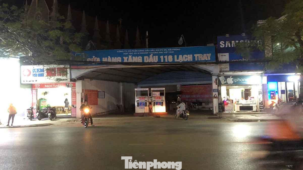 Cũng theo ghi nhận của phóng viên, cửa hàng xăng dầu 116 Lạch Tray cũng đóng cửa, tắt đèn khi trời sẩm tối. Cũng theo ghi nhận của phóng viên, cửa hàng xăng dầu 116 Lạch Tray cũng đóng cửa, tắt đèn khi trời sẩm tối.