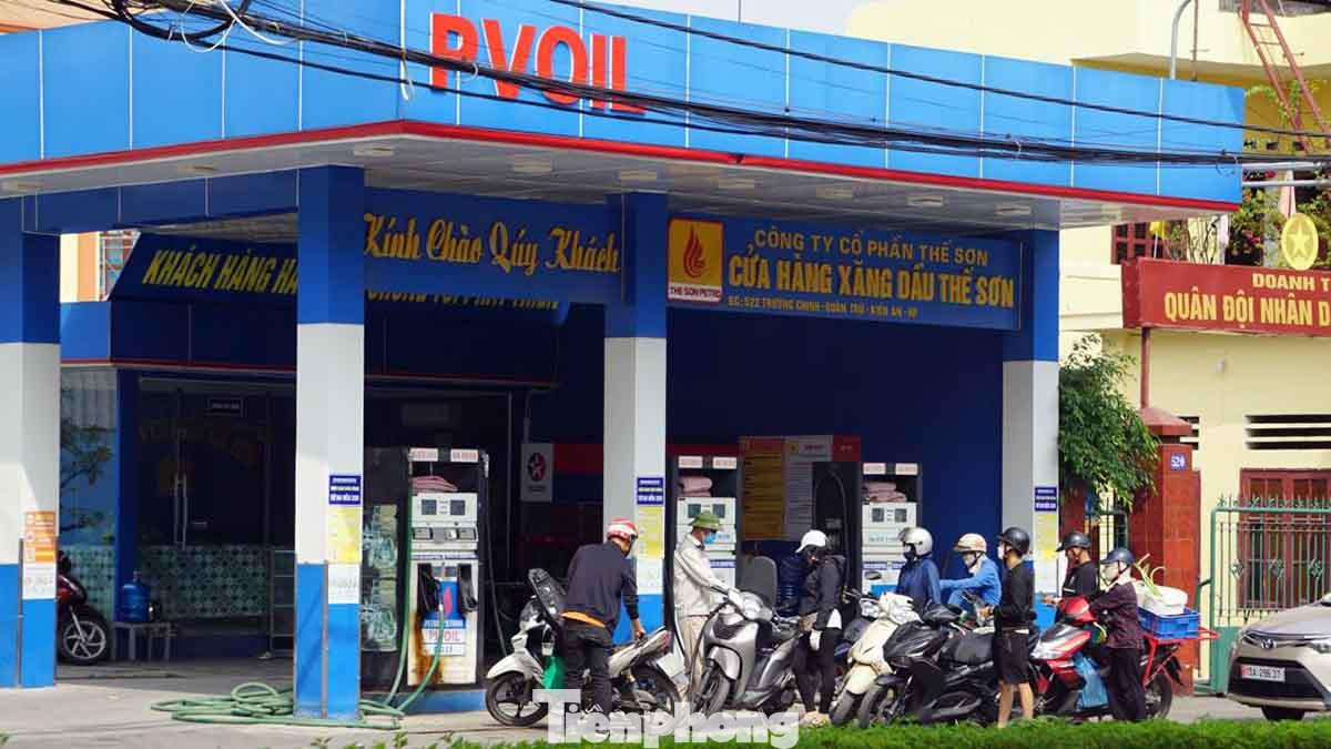 Tương tự, tại cửa hàng xăng dầu Thế Sơn trên đường Trường Chinh (quận Kiến An) chỉ có một nhân viên bán hàng. Cửa hàng này chỉ bán 200.000 đồng cho người đi ô tô và 50.000 đồng cho người đi xe máy. Nhiều người dân khu vực này phải mang theo can, chai xăng đi mua thêm xăng. Tương tự, tại cửa hàng xăng dầu Thế Sơn trên đường Trường Chinh (quận Kiến An) chỉ có một nhân viên bán hàng. Cửa hàng này chỉ bán 200.000 đồng cho người đi ô tô và 50.000 đồng cho người đi xe máy. Nhiều người dân khu vực này phải mang theo can, chai xăng đi mua thêm xăng.