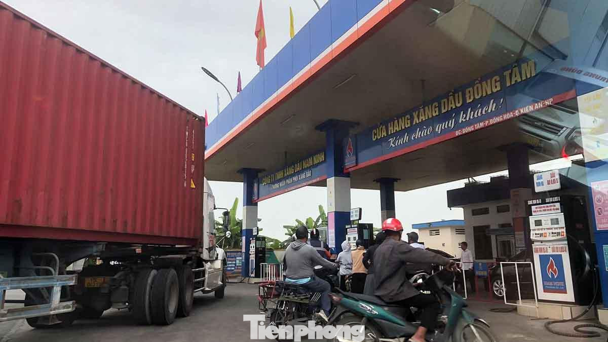 Ghi nhận của phóng viên Tiền Phong tại cửa hàng xăng dầu Đồng Tâm trên đại lộ Nguyễn Trường Tộ (quận Kiến An) sáng 10/11, cơ sở này có 4 cây xăng nhưng chỉ một cây hoạt động. Khu vực này có lượng lớn phương tiện vận tải do đó luôn trong tình trạng kẹt cứng ô tô, xe máy mua xăng vào sáng sớm. Ghi nhận của phóng viên Tiền Phong tại cửa hàng xăng dầu Đồng Tâm trên đại lộ Nguyễn Trường Tộ (quận Kiến An) sáng 10/11, cơ sở này có 4 cây xăng nhưng chỉ một cây hoạt động. Khu vực này có lượng lớn phương tiện vận tải do đó luôn trong tình trạng kẹt cứng ô tô, xe máy mua xăng vào sáng sớm.