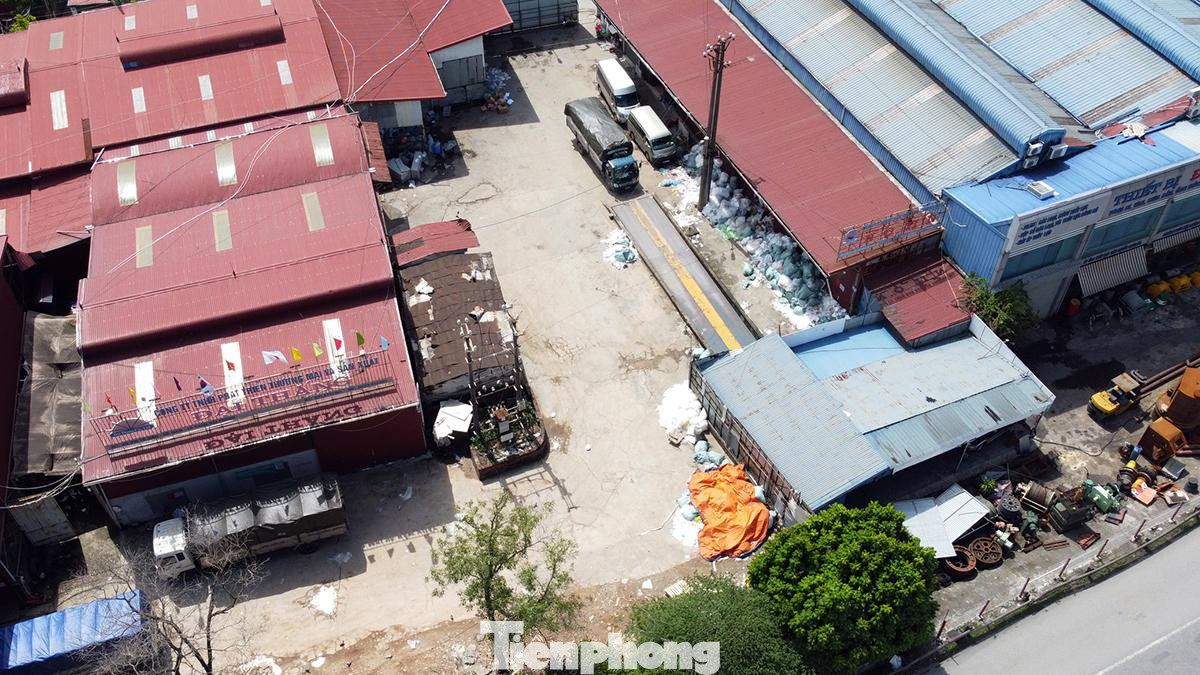 Điểm tập kết rác thải công nghiệp của Công ty Đại Thắng tại chân cầu An Dương (huyện An Dương).