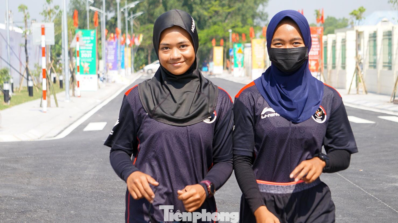 Từ sớm 4/5, toàn bộ đội tuyển đua thuyền Indonesia đã có mặt tại đấu trường đua thuyền trên sông Giá, thuộc thị trấn Minh Đức (huyện Thủy Nguyên, TP Hải Phòng).