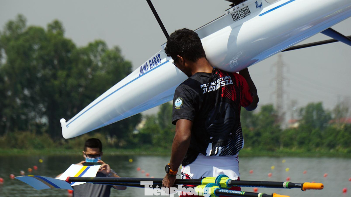 Lần lượt các vận động viên tuyển Indonesia hạ thuyền xuống sông Giá để thử sức đấu trường đua thuyền đẹp nhất Việt Nam.