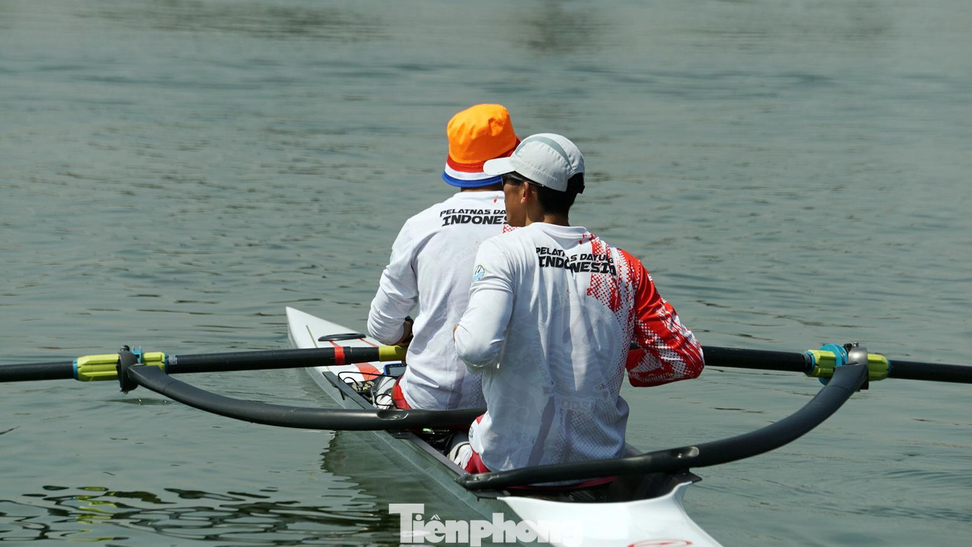 &quot;Với thời tiết mát mẻ, khung cảnh đẹp trên đường đua sông Giá, chúng tôi tận dụng hết thời gian có thể để làm quen với dòng chảy, sức gió. Qua đó, chuẩn bị kỹ cho các mục tiêu cao nhất&quot;, VĐV Rio Riski Darmawan nói.