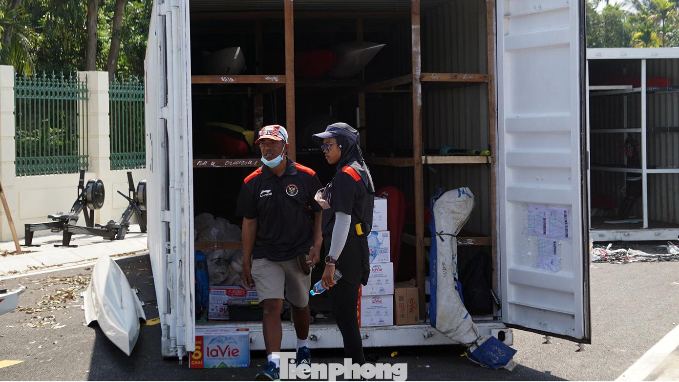 &quot;Ngay sau khi đặt chân đến đấu trường đua thuyền, toàn đội nhanh chóng lắp ráp thuyền, bắt tay vào rèn luyện thể lực, tranh thủ thời gian làm quen với sông nước. Còn một số nhu cầu phụ khác, chúng tôi được các tình nguyện viên hỗ trợ tận tình, chu đáo&quot;, chị Henny nói.