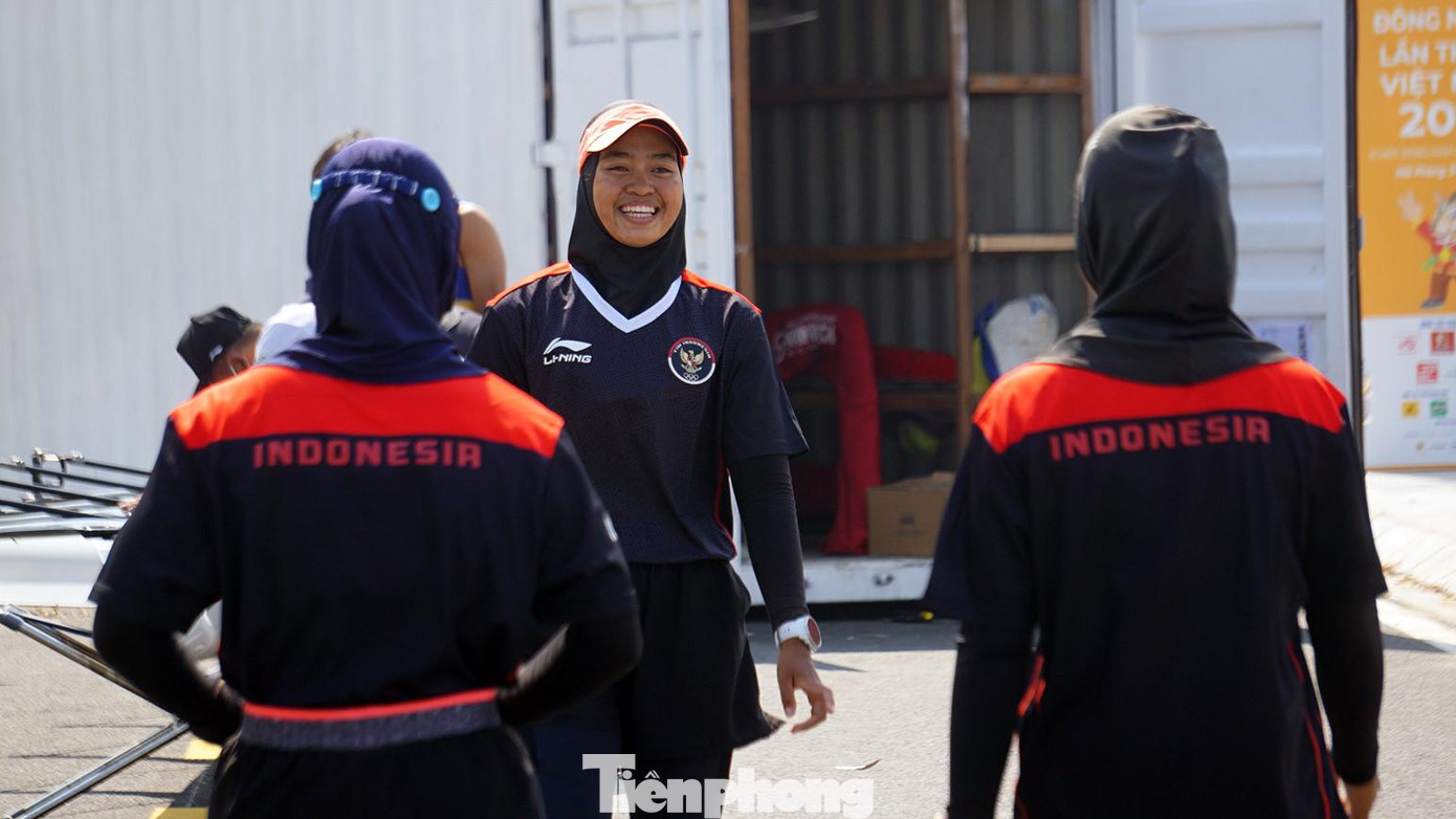 Còn chị Henny (trợ lý hậu cần tuyển Indonesia) cho biết, mọi người tỏ ra rất vui vẻ khi được BTC bố trí ở tại khách sạn 5 sao, được phục vụ đồ ăn uống theo yêu cầu, khẩu vị. Theo chị Henny, khi đến đấu trường đua thuyền trên sông Giá, các thành viên rất thích thú với địa hình, khí hậu mát mẻ, đặc biệt dòng chảy và sức gió rất phù hợp.