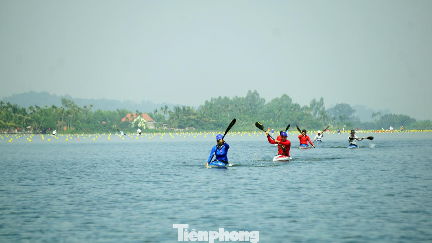 Trung tâm huấn luyện đua thuyền Quốc gia, thuộc thị trấn Minh Đức (Thủy Nguyên, Hải Phòng) là nơi sẽ diễn ra thi đấu bộ môn đua thuyền Seagame 31. Ghi nhận của phóng viên ngày 4/5, các làn đua được cắm phao phân luồng, khu vực sân khấu, phòng làm việc của ban tổ chức, trọng tài, phòng thay đồ... đã hoàn tất, sẵn sàng cho các đội tuyển tranh tài trong vài ngày tới.