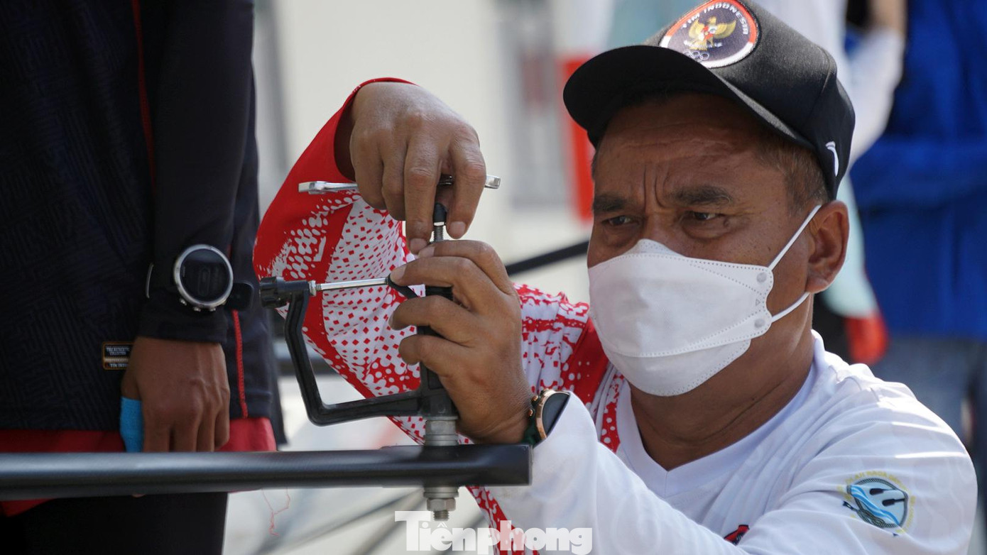 Ông Muhammad Hadris - HLV đua thuyền tuyển Indonesia cho biết, trước khi sang Việt Nam cả đoàn có chuyến tập huấn kéo dài một tháng tại Hà Lan và tham gia thi đấu giải tại Bỉ. Ông Muhammad Hadris cho biết, toàn đội đặt mục tiêu giành 7 huy chương vàng các nội dung.