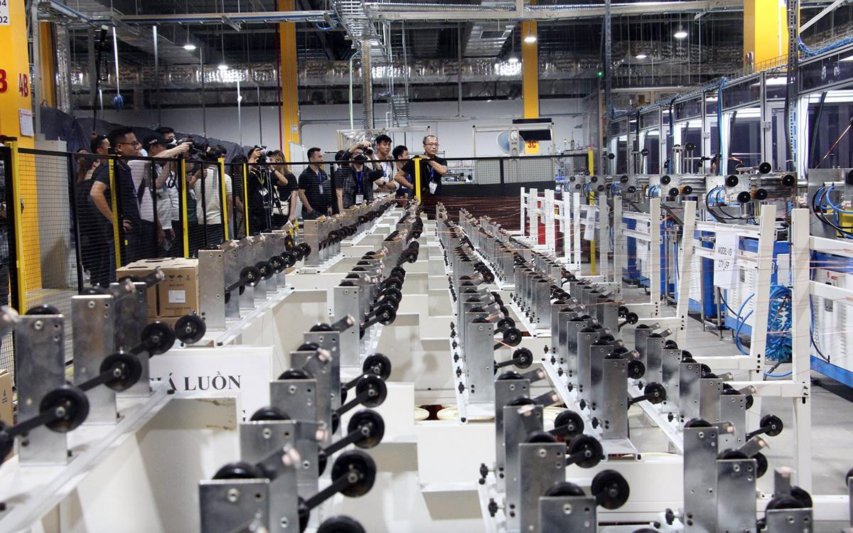 Tất cả các cấu phần quan trọng nhất của xe, từ động cơ điện, hệ thống pin LFP, khung xe cho đến phần mềm quản lý đều được VinFast phát triển và sản xuất ngay tại nhà máy với công suất lên tới 500.000 xe máy điện mỗi năm.