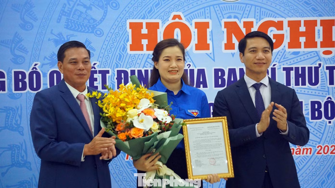 Chị Vương Toàn Thu Thủy nhận quyết định công nhận giữ chức Bí thư Thành Đoàn Hải Phòng.