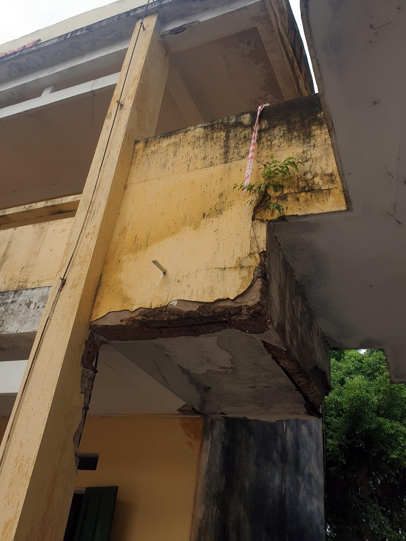Khu vực cầu thang nối tầng 1 và tầng 2 dãy lớp học xuống cấp nghiêm trọng.