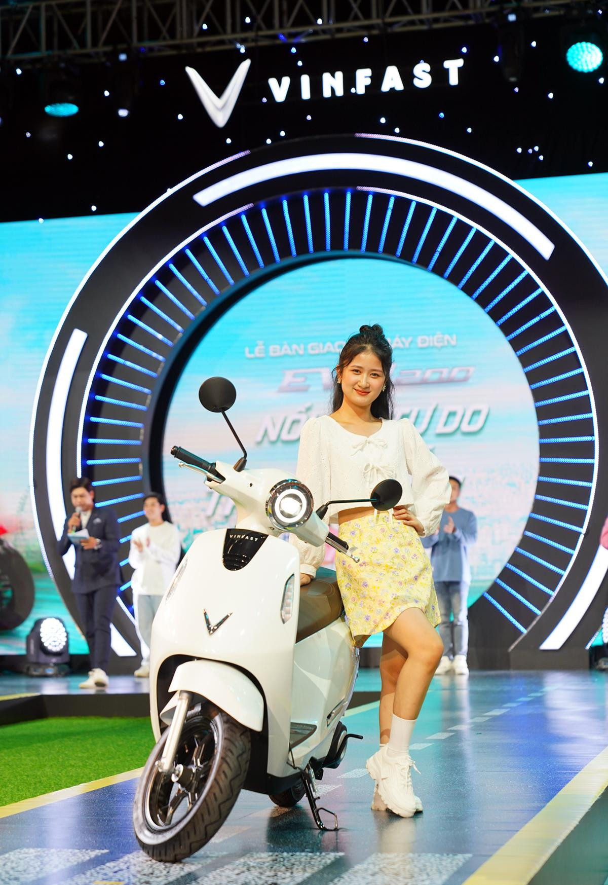 Trong khi chiếc Evo200 có thể di chuyển với vận tốc tối đa lên tới 70km/h thì chiếc Evo200 Lite được điều chỉnh giới hạn tốc độ tối đa 49km/h để phù hợp với học sinh.