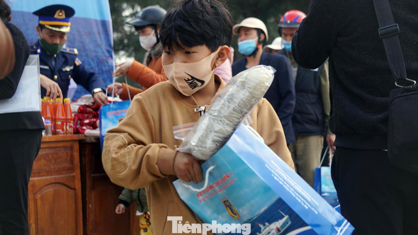 Nhiều em nhỏ theo bố mẹ đi chợ 0 đồng sắm Tết. Ngoài phiên chợ 0 đồng, Bộ Tư lệnh Vùng Cảnh sát biển 1 còn tặng 50 suất quà (1 triệu đồng/suất) tặng cho các gia đình chính sách, gặp hoàn cảnh khó khăn, học sinh nghèo vượt khó; tặng 200 lá cờ tổ quốc cho ngư dân. Nhiều em nhỏ theo bố mẹ đi chợ 0 đồng sắm Tết. Ngoài phiên chợ 0 đồng, Bộ Tư lệnh Vùng Cảnh sát biển 1 còn tặng 50 suất quà (1 triệu đồng/suất) tặng cho các gia đình chính sách, gặp hoàn cảnh khó khăn, học sinh nghèo vượt khó; tặng 200 lá cờ tổ quốc cho ngư dân.