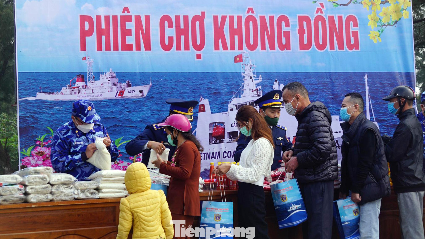 Bộ Tư lệnh Vùng Cảnh sát biển 1 vừa tổ chức phiên chợ 0 đồng cho người dân trên huyện đảo Bạch Long Vỹ sắm Tết sớm. Bộ Tư lệnh Vùng Cảnh sát biển 1 vừa tổ chức phiên chợ 0 đồng cho người dân trên huyện đảo Bạch Long Vỹ sắm Tết sớm.