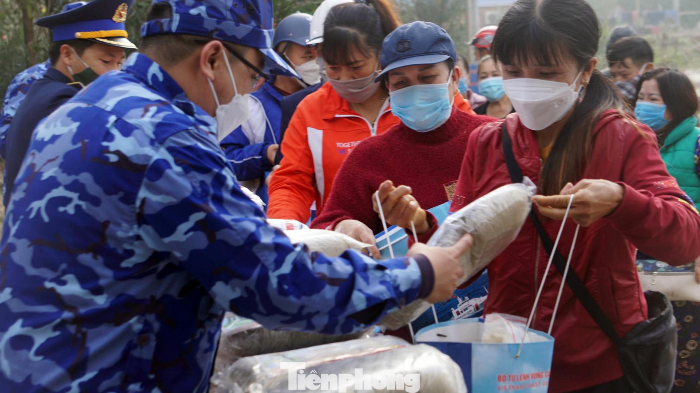 Đến từ sớm, chị Đỗ Thúy Vân (trú khu thanh niên xung phong, huyện Bạch Long Vỹ) tỏ ra phấn khởi vì hơn 20 năm theo chồng ra đảo đây là lần đầu tiên được dự phiên chợ 0 đồng. Chị được mua miễn phí gạo nếp để gói bánh chưng và nhiều nhu yếu phẩm cần thiết khác phục vụ sinh hoạt trong dịp Tết. Đến từ sớm, chị Đỗ Thúy Vân (trú khu thanh niên xung phong, huyện Bạch Long Vỹ) tỏ ra phấn khởi vì hơn 20 năm theo chồng ra đảo đây là lần đầu tiên được dự phiên chợ 0 đồng. Chị được mua miễn phí gạo nếp để gói bánh chưng và nhiều nhu yếu phẩm cần thiết khác phục vụ sinh hoạt trong dịp Tết.