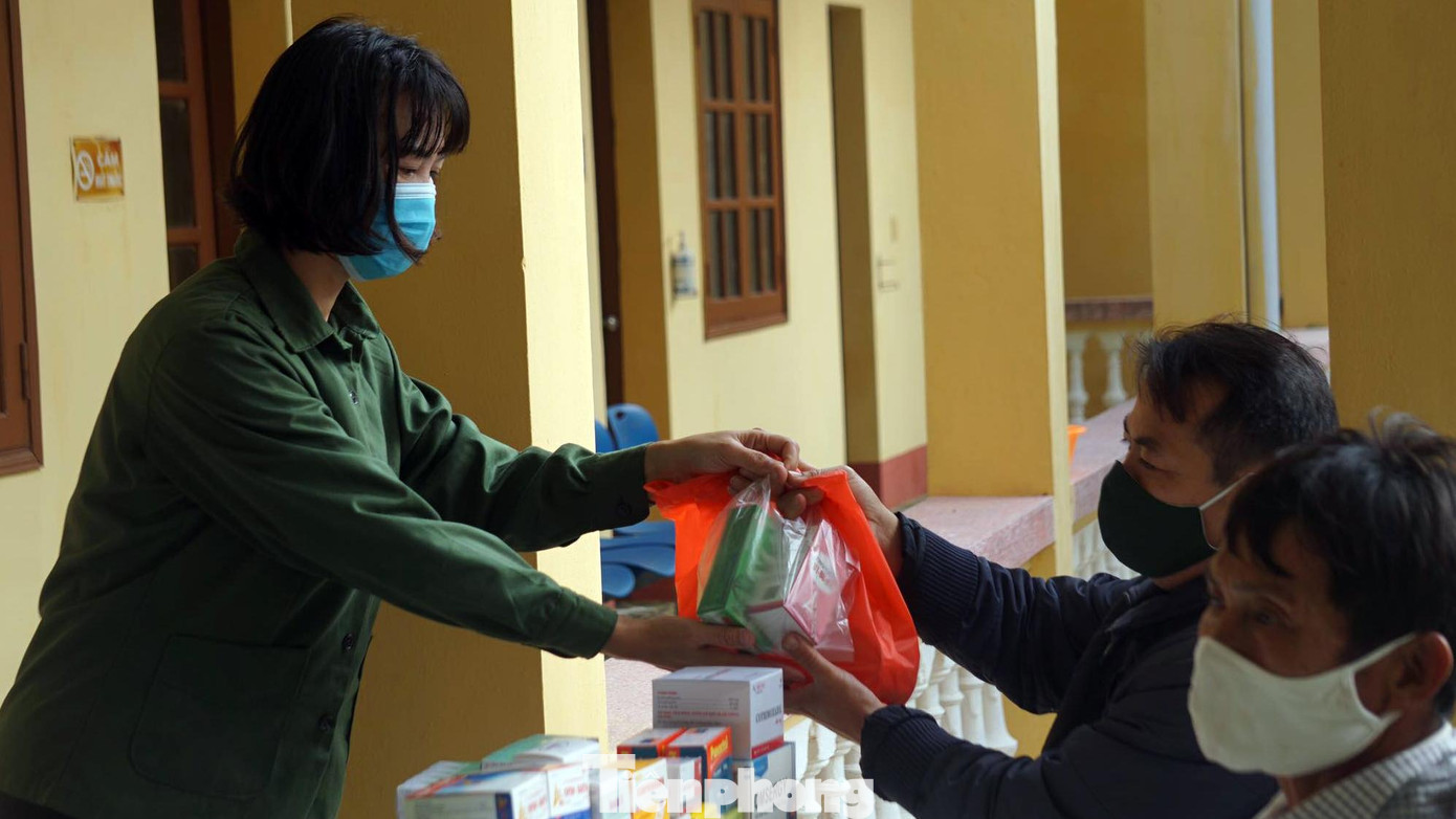 Ngay sau khi khám bệnh miễn phí cho người dân, trung tâm y tế huyện Bạch Long Vỹ cùng các đoàn thiện nguyện phát thuốc miễn cho người dân. Ngay sau khi khám bệnh miễn phí cho người dân, trung tâm y tế huyện Bạch Long Vỹ cùng các đoàn thiện nguyện phát thuốc miễn cho người dân.
