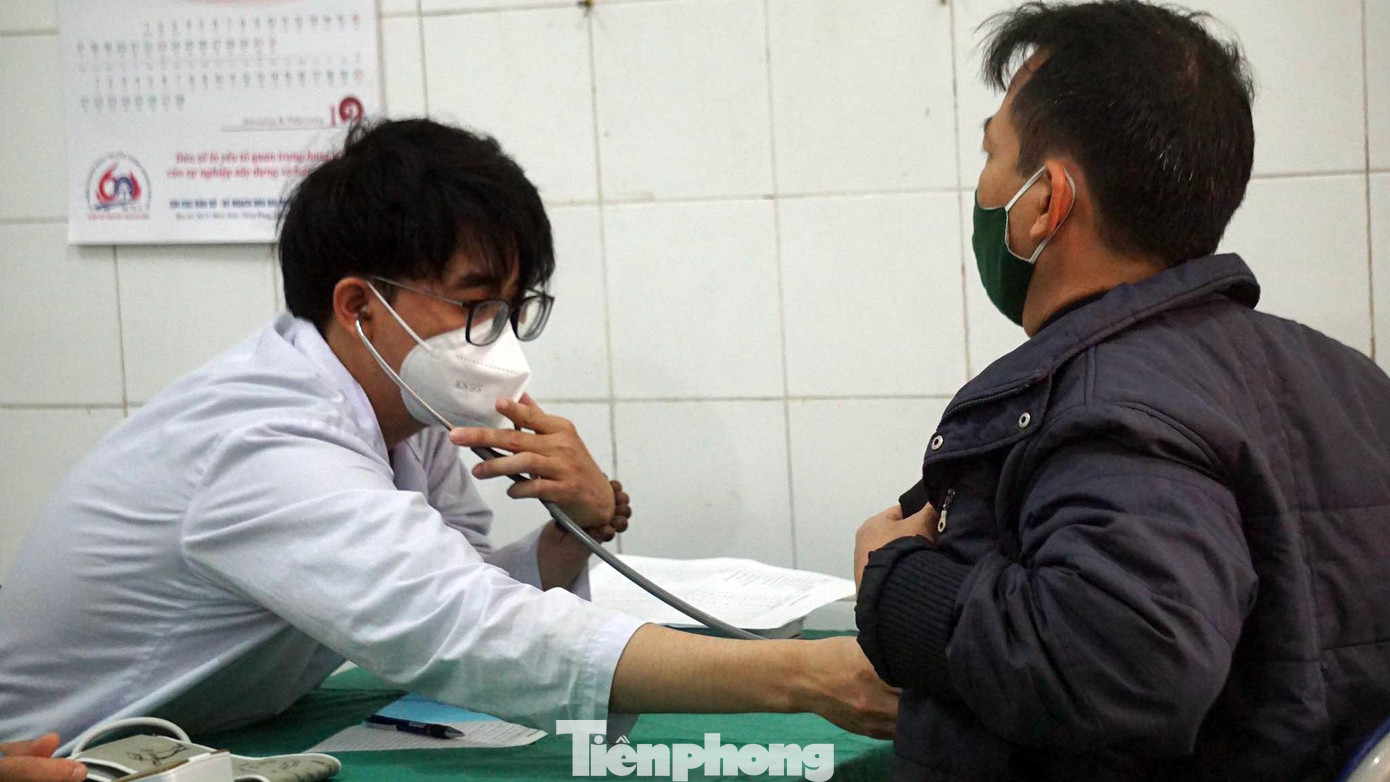 Trong đó, Bệnh viện Hữu nghị Việt Tiệp cử bác sỹ Nguyễn Văn Tuấn (27 tuổi) ra huyện đảo hỗ trợ khám sức khỏe cho người dân trên đảo trước khi đón Tết. Bác sỹ Tuấn cho biết, đa số người cao tuổi ở trên huyện đảo đều có bệnh lý về huyết áp, tiểu đường, xương khớp... Trong đó, Bệnh viện Hữu nghị Việt Tiệp cử bác sỹ Nguyễn Văn Tuấn (27 tuổi) ra huyện đảo hỗ trợ khám sức khỏe cho người dân trên đảo trước khi đón Tết. Bác sỹ Tuấn cho biết, đa số người cao tuổi ở trên huyện đảo đều có bệnh lý về huyết áp, tiểu đường, xương khớp...