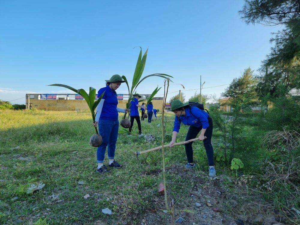 Đoàn thanh niên Bộ Xây dựng trồng 200 cây dừa nước trên huyện đảo Bạch Long Vĩ.