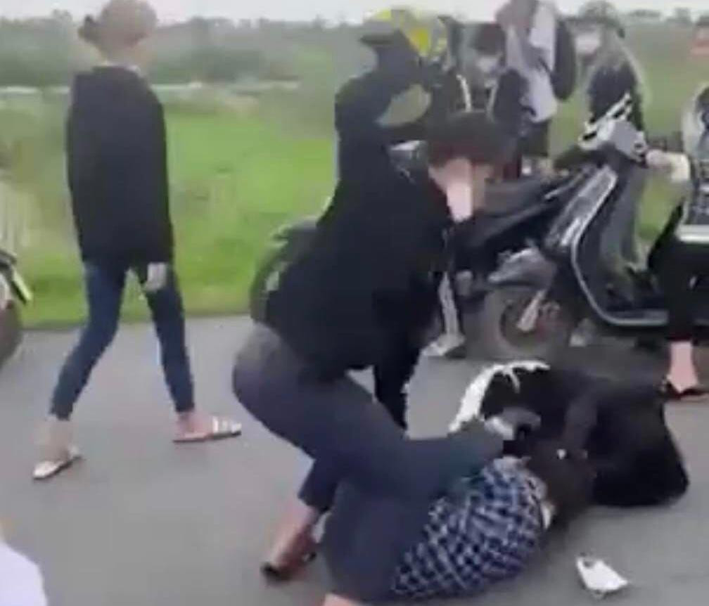 Nữ sinh Trường THCS Hòa Nghĩa bị nhóm bạn chặn đánh tập thể giữa đường, xảy ra tại xã Tú Sơn (huyện Kiến Thụy). Nữ sinh Trường THCS Hòa Nghĩa bị nhóm bạn chặn đánh tập thể giữa đường, xảy ra tại xã Tú Sơn (huyện Kiến Thụy).