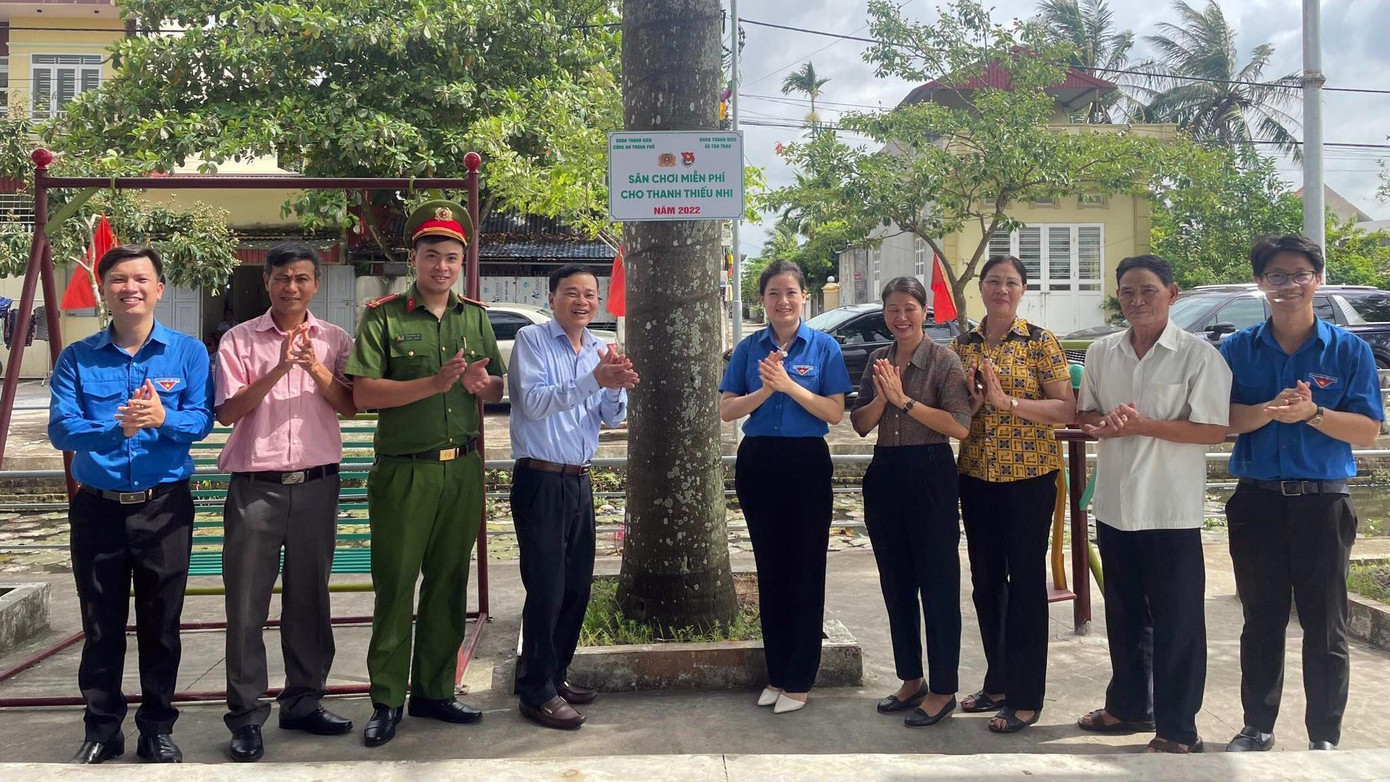Khánh thành sân chơi miễn phí cho thanh thiếu nhi tại huyện Kiến Thụy. Khánh thành sân chơi miễn phí cho thanh thiếu nhi tại huyện Kiến Thụy.