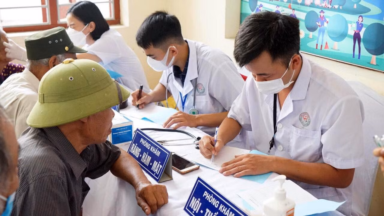 Y bác sĩ tổ chức thăm khám và phát thuốc miễn phí cho người dân nghèo tại huyện Kiến Thụy.